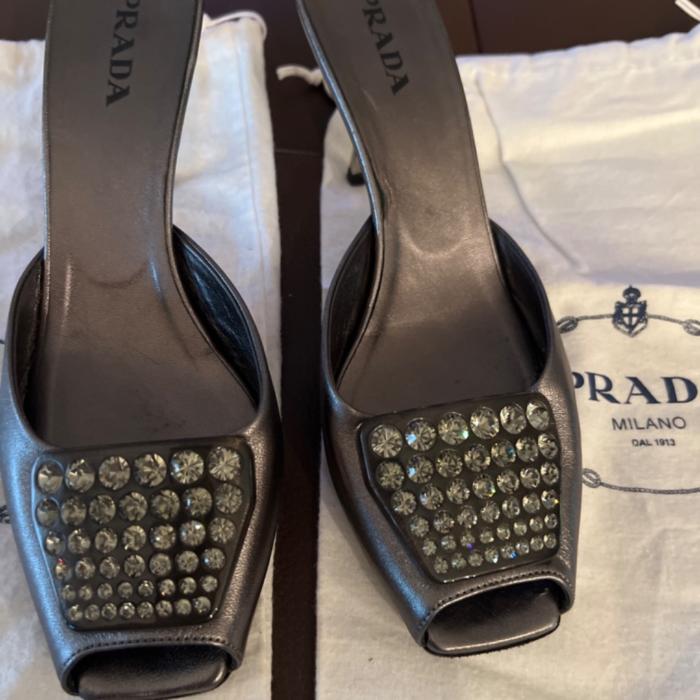 Pumps metallic dark silver with shimmering broch detail Prada good condition
